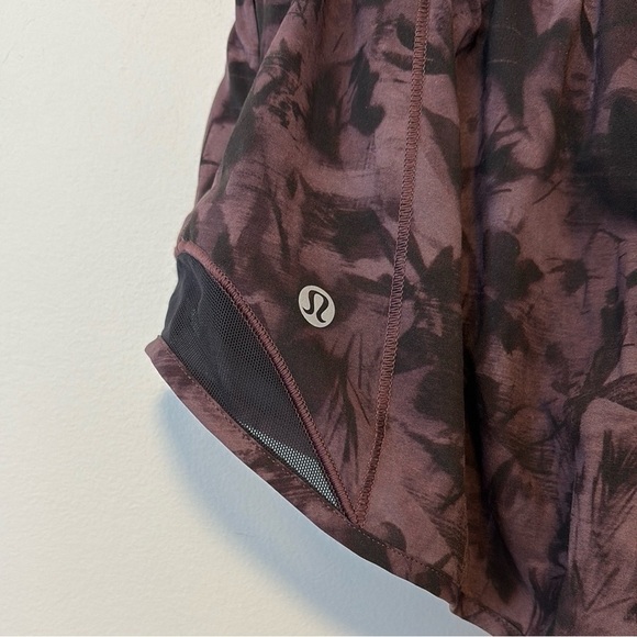 Lululemon Hotty Hot Short || *2.5" ,  sz : 4 - Picture 8 of 9
